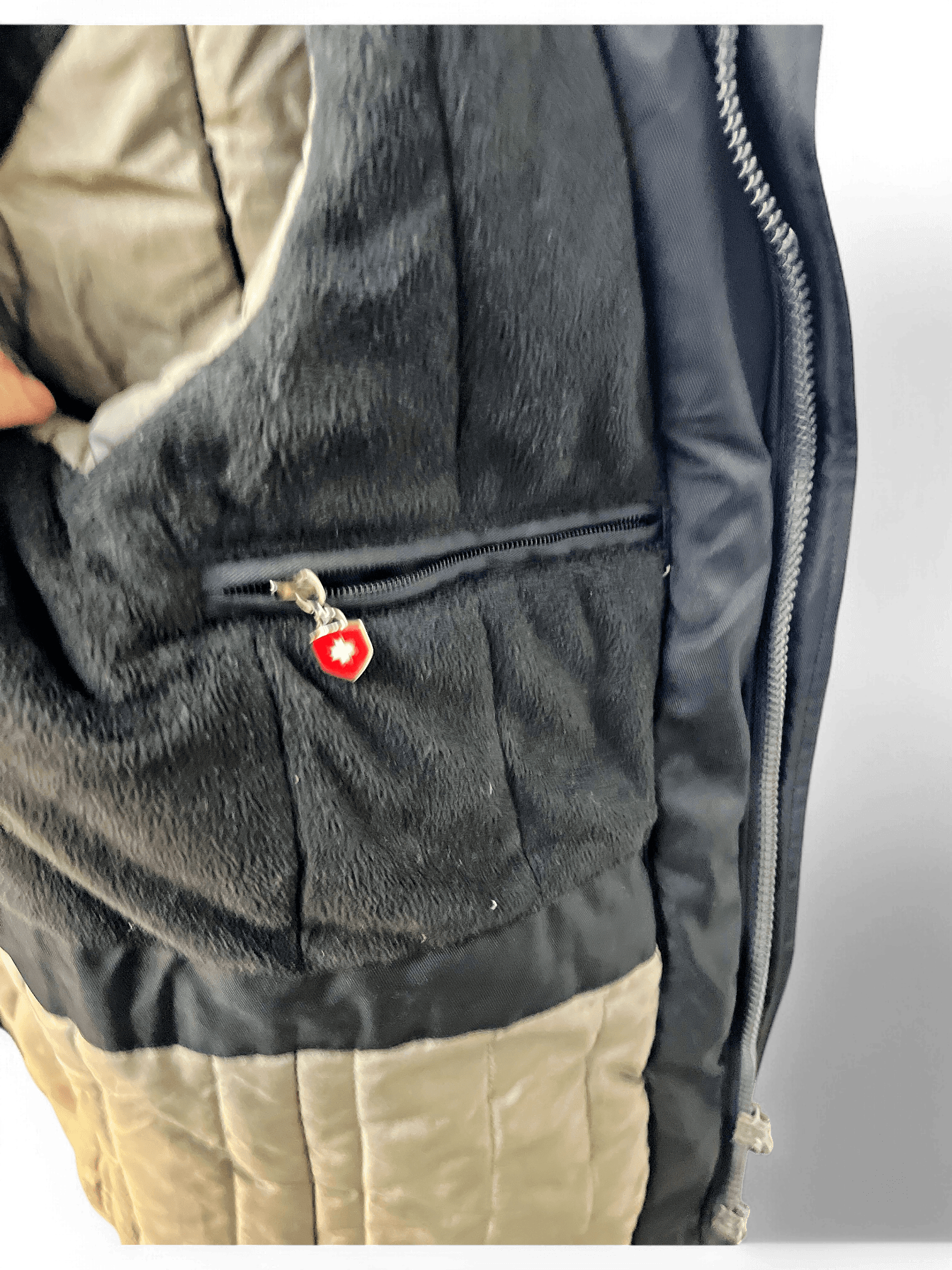 Wellensteyn Winterjacke - Schwarz mit Schweizer Emblem 5
