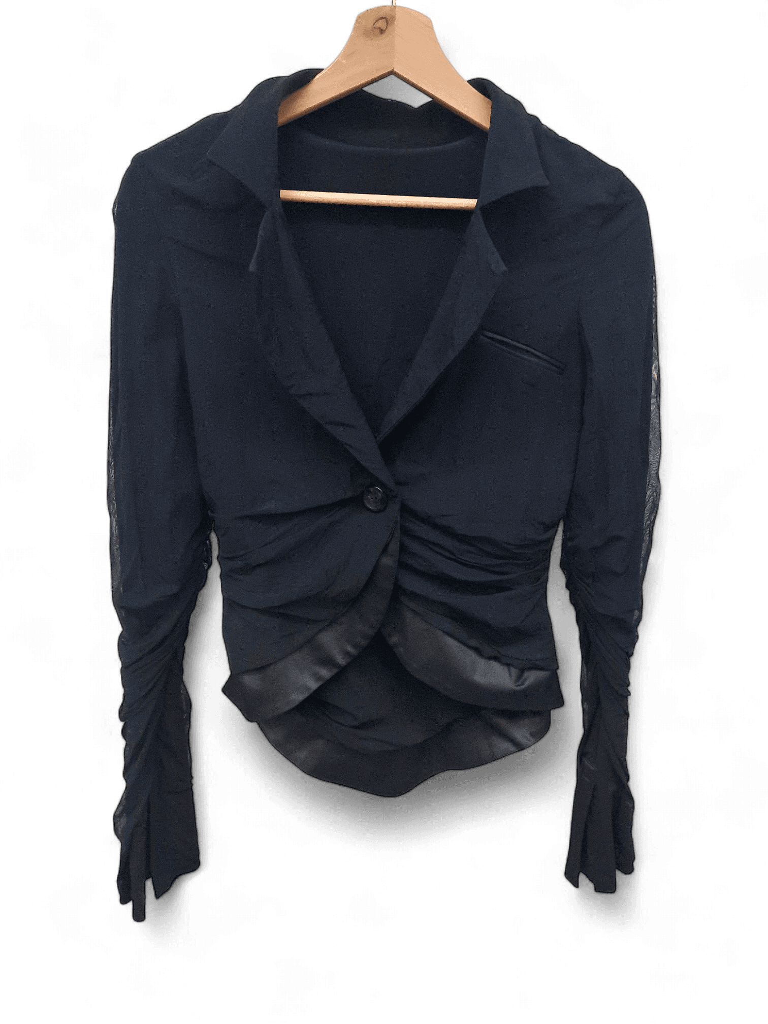 Elegante schwarze Damenbluse mit Raffungen und einem Knopf 1