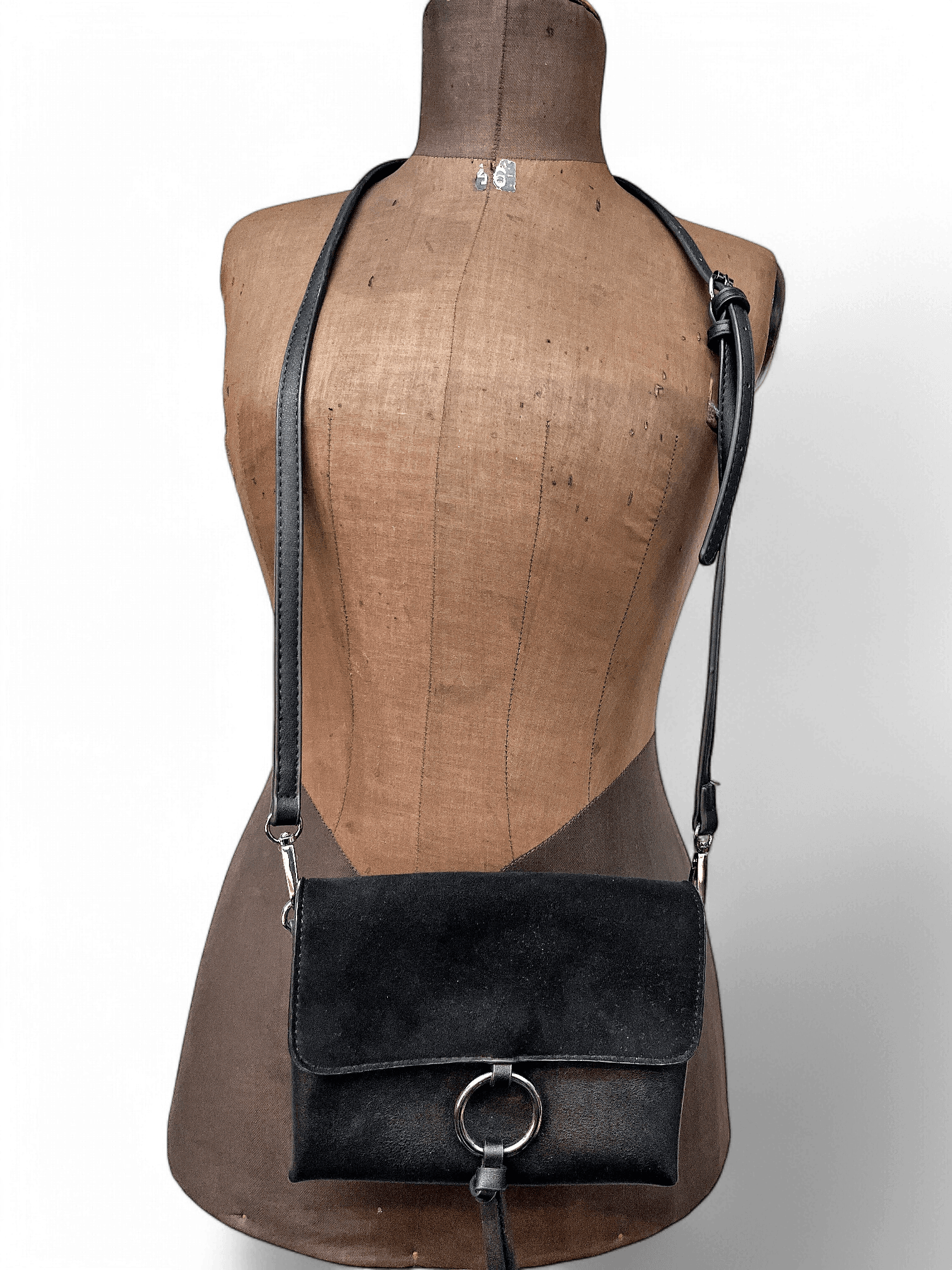 Elegante schwarze Ledertasche mit Ring-Verschluss 1