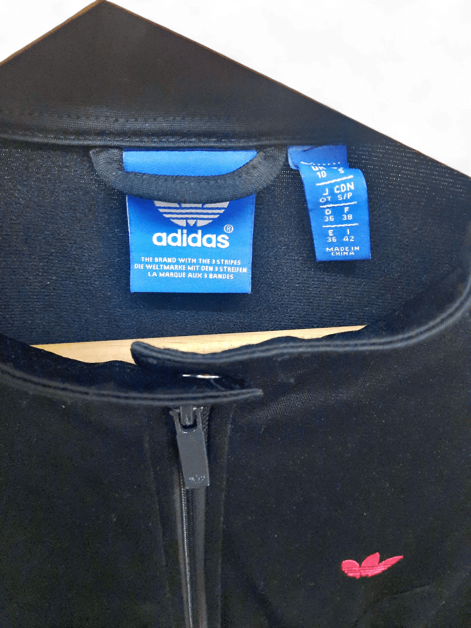 Adidas Originals Schwarzer Trainingsanzug mit rotem Leopardenmuster 5