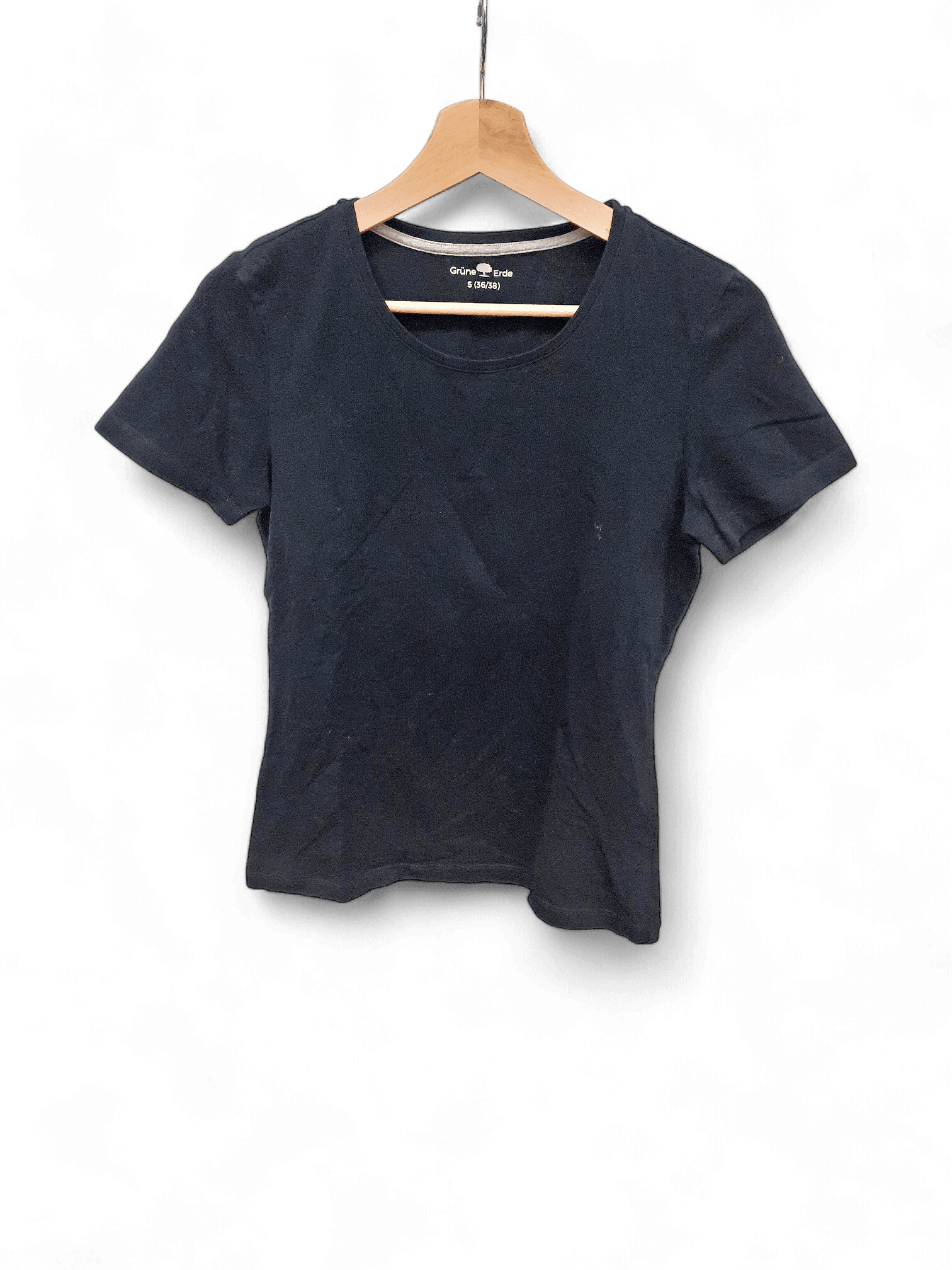 Modernes Schwarzes Basic T-Shirt von Grüne Erde 1