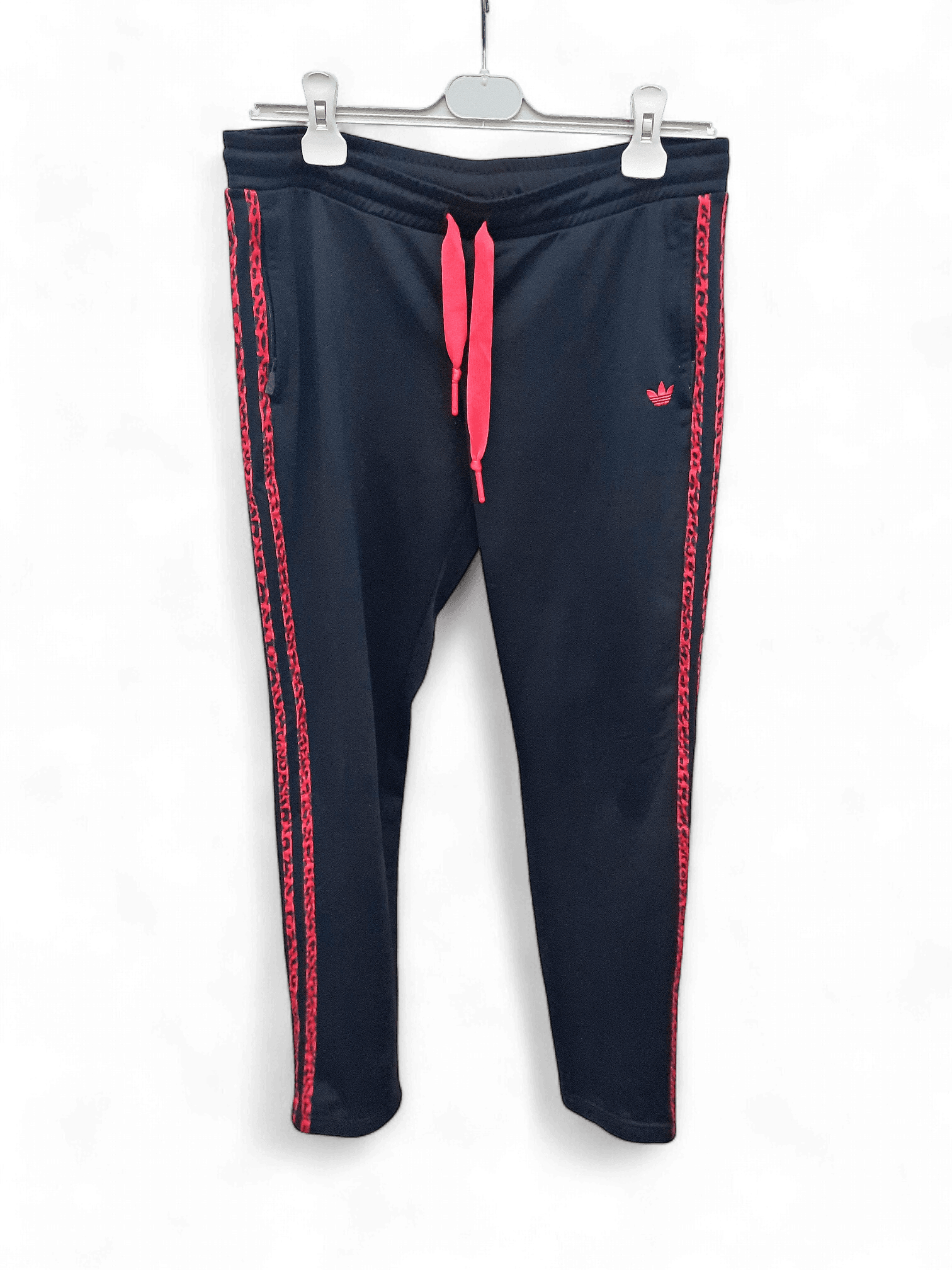 Adidas Originals Schwarzer Trainingsanzug mit rotem Leopardenmuster 3