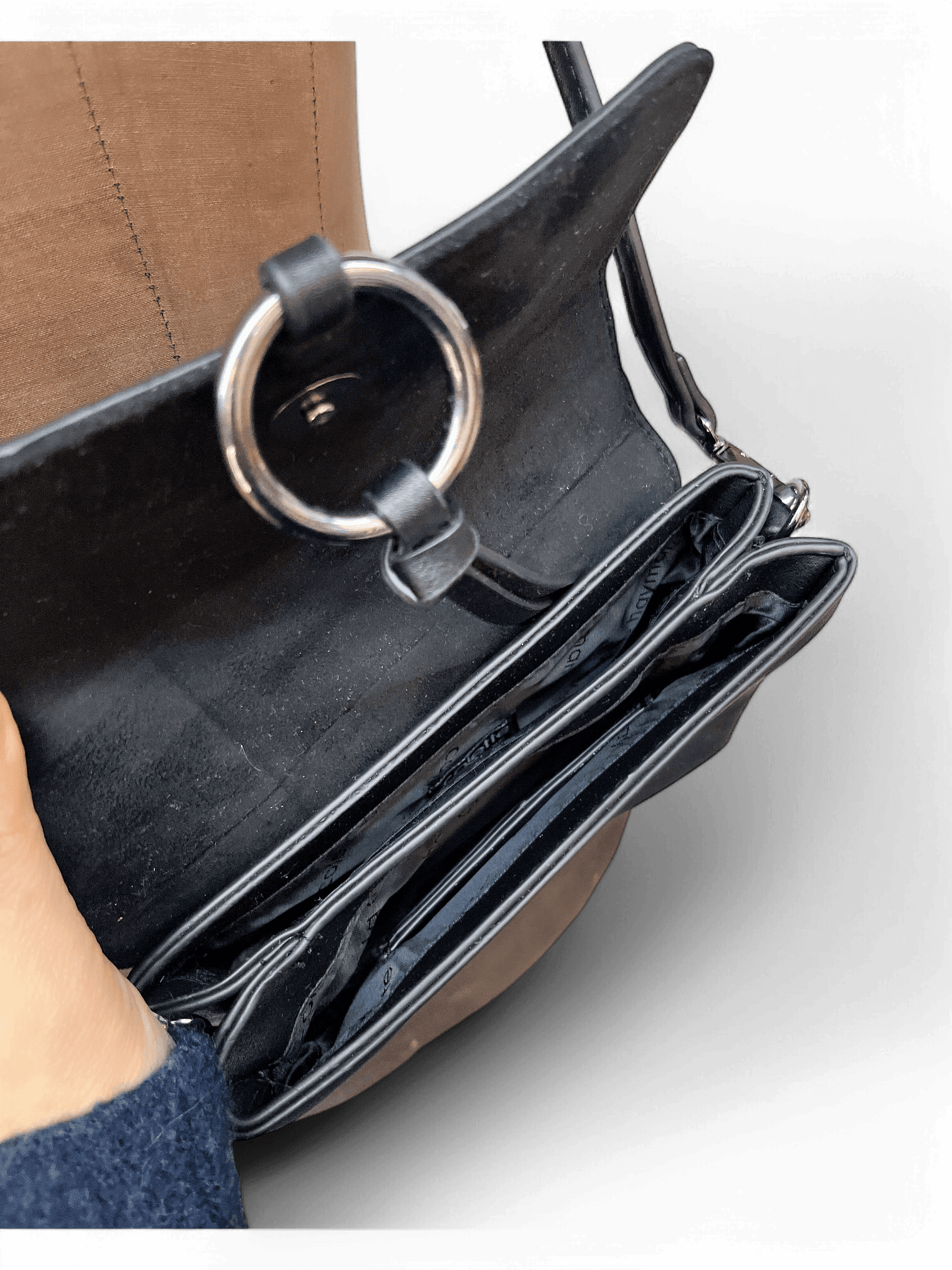 Elegante schwarze Ledertasche mit Ring-Verschluss 2