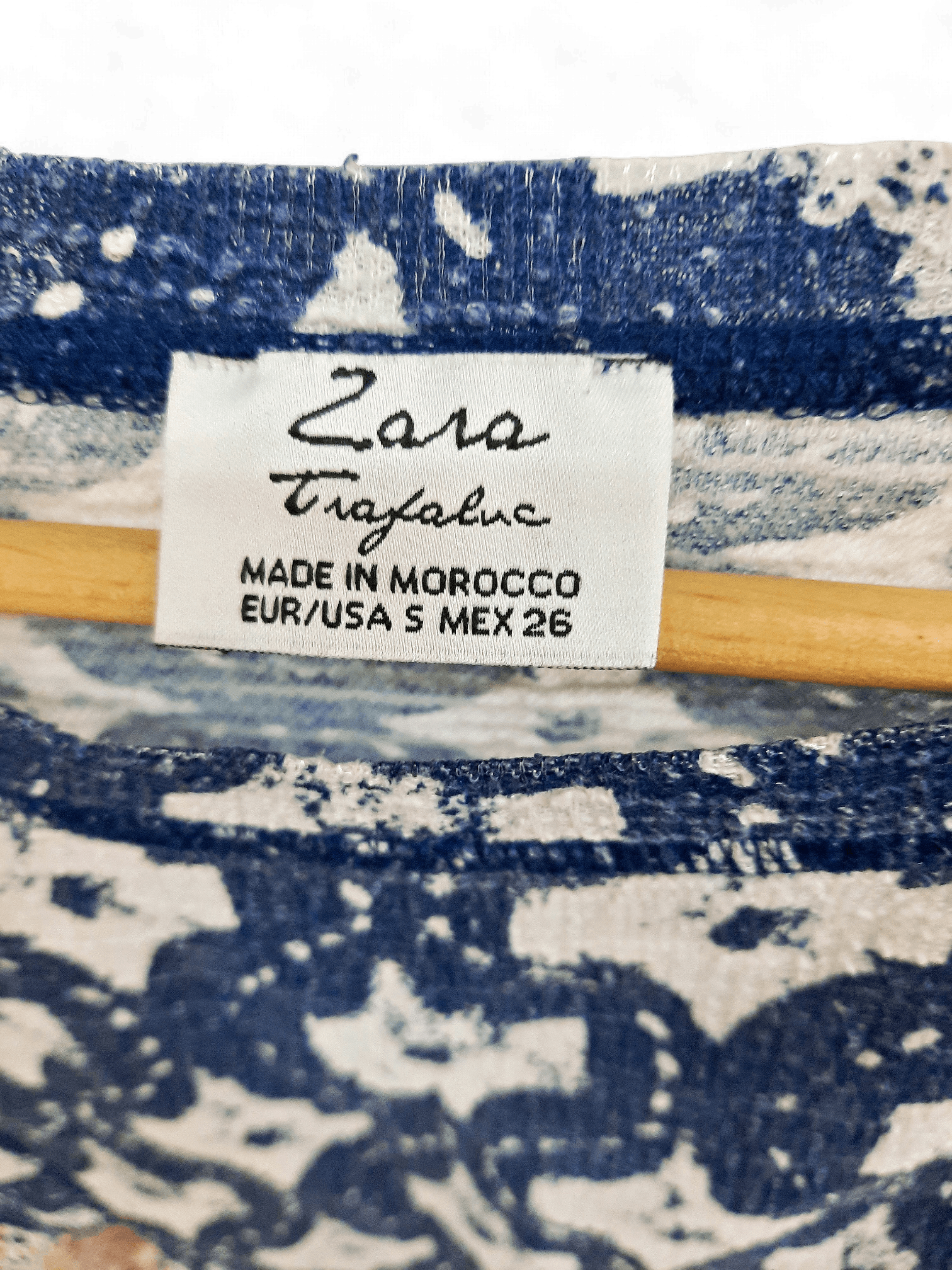 Modernes T-Shirt mit blau-weißem Muster, Größe S 3