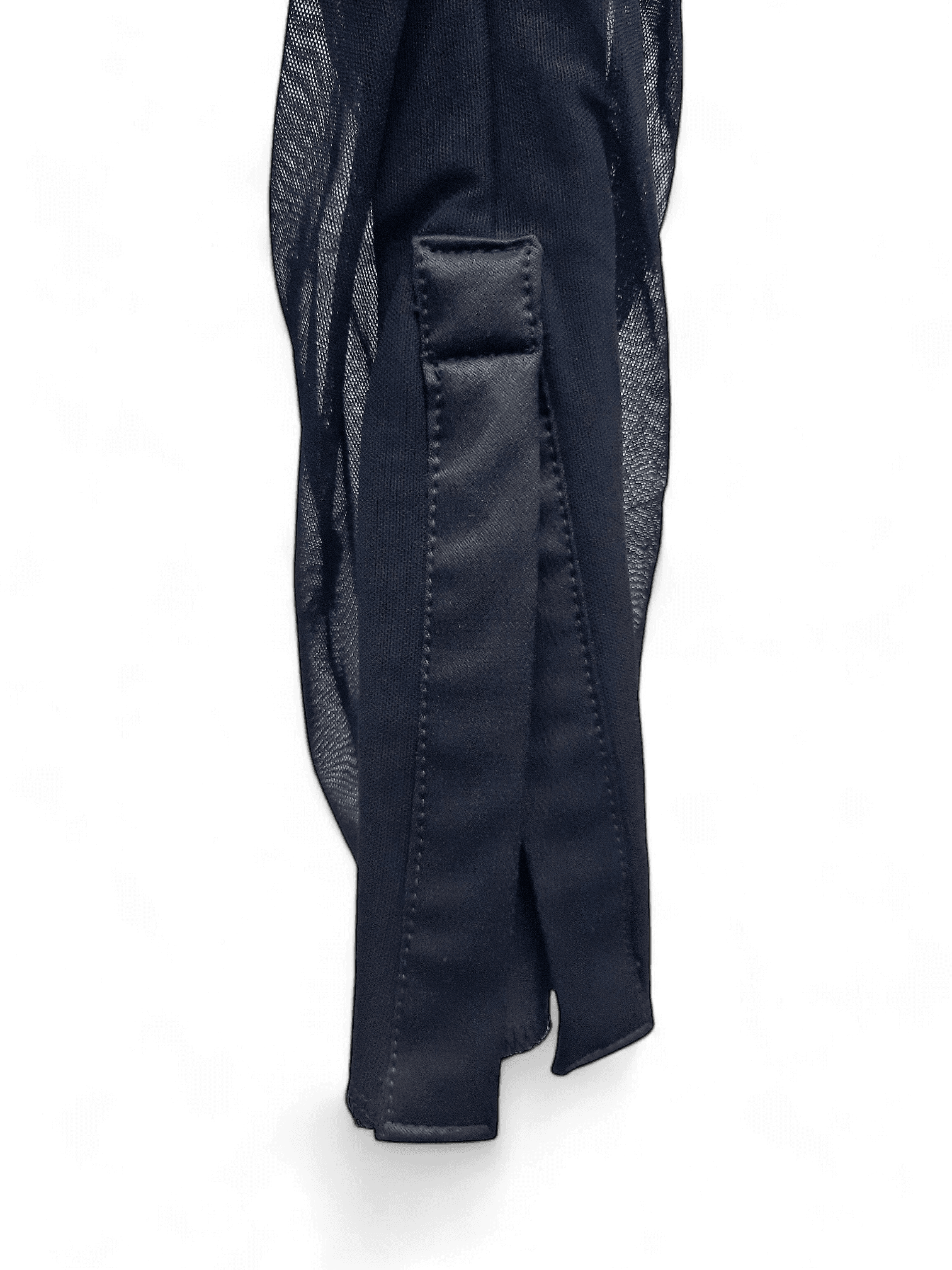 Elegante schwarze Damenbluse mit Raffungen und einem Knopf 3
